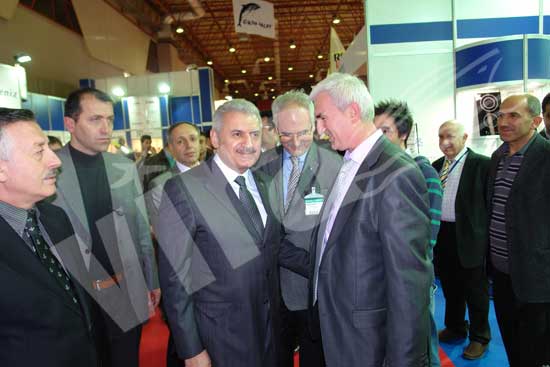 Bakan Yıldırım katılımcılar ve ziyaretçilerle yakından ilgilendi 12