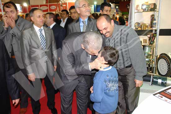 Bakan Yıldırım katılımcılar ve ziyaretçilerle yakından ilgilendi 14