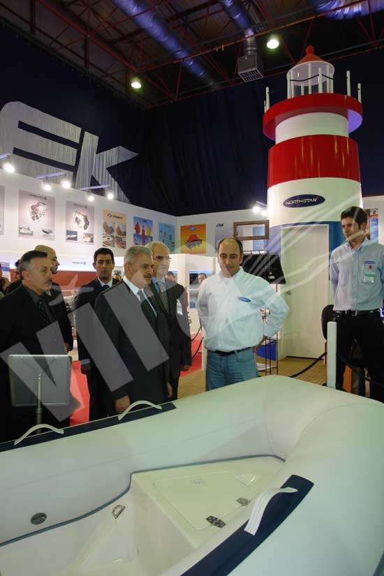 Bakan Yıldırım katılımcılar ve ziyaretçilerle yakından ilgilendi 15