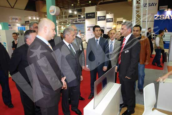 Bakan Yıldırım katılımcılar ve ziyaretçilerle yakından ilgilendi 17