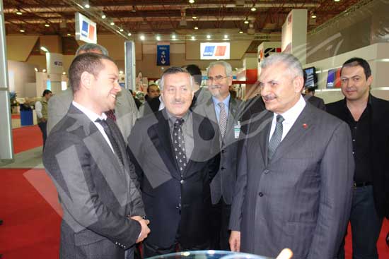 Bakan Yıldırım katılımcılar ve ziyaretçilerle yakından ilgilendi 18