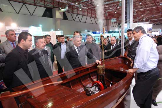 Bakan Yıldırım katılımcılar ve ziyaretçilerle yakından ilgilendi 23