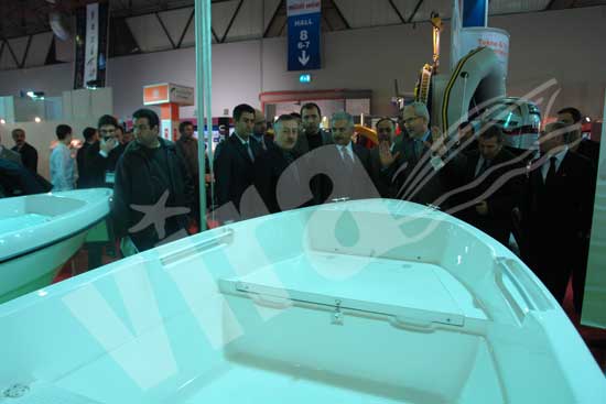 Bakan Yıldırım katılımcılar ve ziyaretçilerle yakından ilgilendi 24