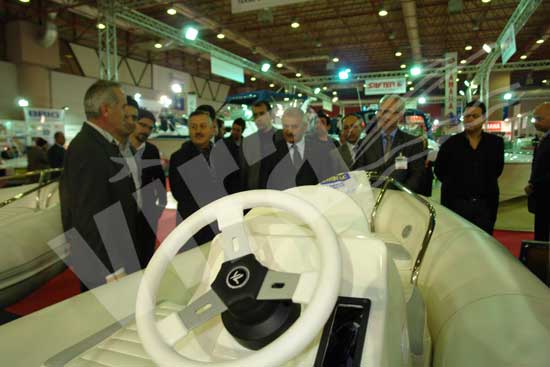 Bakan Yıldırım katılımcılar ve ziyaretçilerle yakından ilgilendi 26