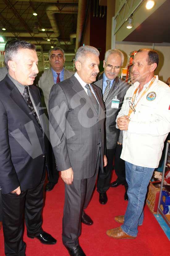 Bakan Yıldırım katılımcılar ve ziyaretçilerle yakından ilgilendi 29