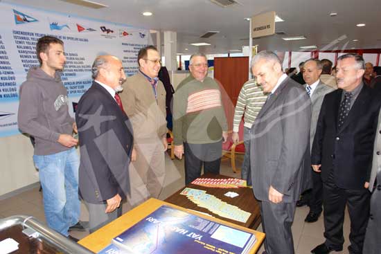 Bakan Yıldırım katılımcılar ve ziyaretçilerle yakından ilgilendi 3