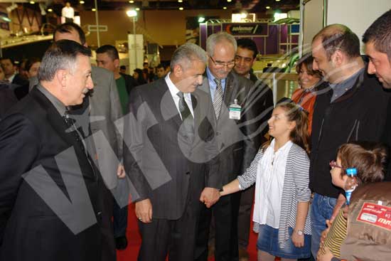 Bakan Yıldırım katılımcılar ve ziyaretçilerle yakından ilgilendi 31