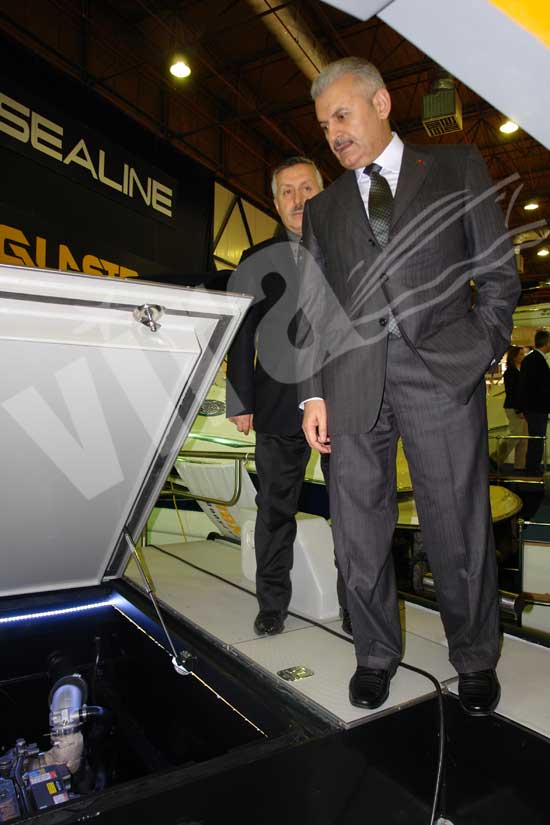 Bakan Yıldırım katılımcılar ve ziyaretçilerle yakından ilgilendi 34