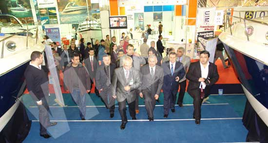 Bakan Yıldırım katılımcılar ve ziyaretçilerle yakından ilgilendi 37