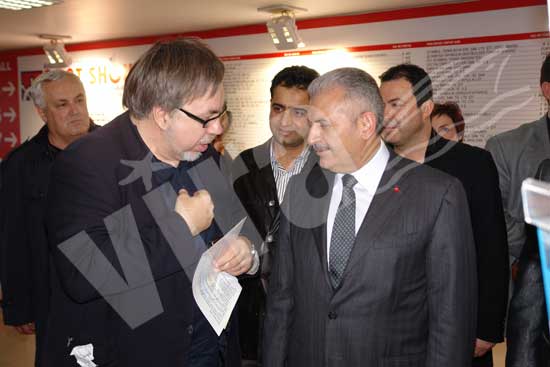 Bakan Yıldırım katılımcılar ve ziyaretçilerle yakından ilgilendi 4