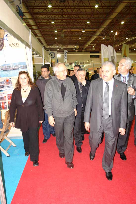 Bakan Yıldırım katılımcılar ve ziyaretçilerle yakından ilgilendi 40