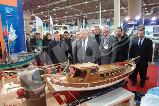 Bakan Yıldırım katılımcılar ve ziyaretçilerle yakından ilgilendi 41