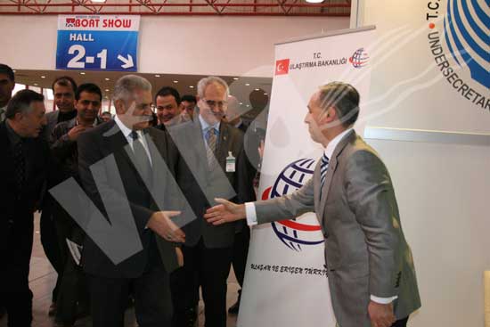 Bakan Yıldırım katılımcılar ve ziyaretçilerle yakından ilgilendi 50