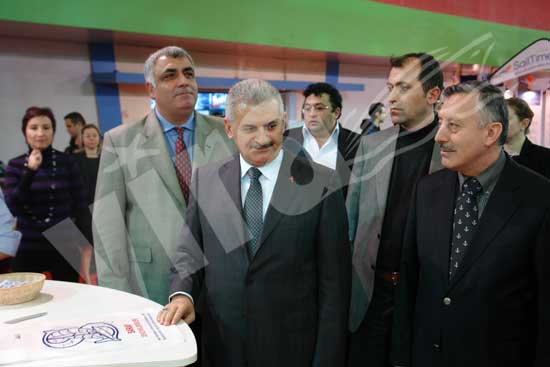 Bakan Yıldırım katılımcılar ve ziyaretçilerle yakından ilgilendi 7