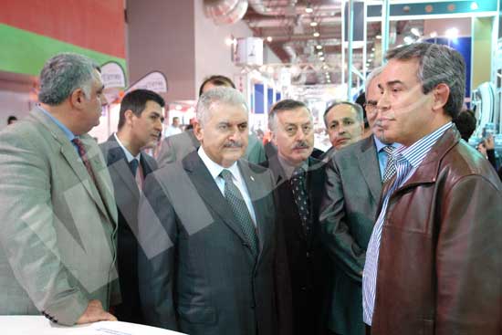 Bakan Yıldırım katılımcılar ve ziyaretçilerle yakından ilgilendi 8