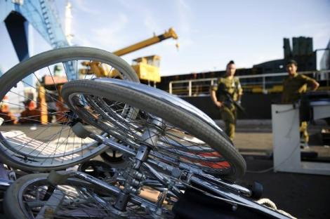 Yardım gemisinden çıkan malzemeler 10