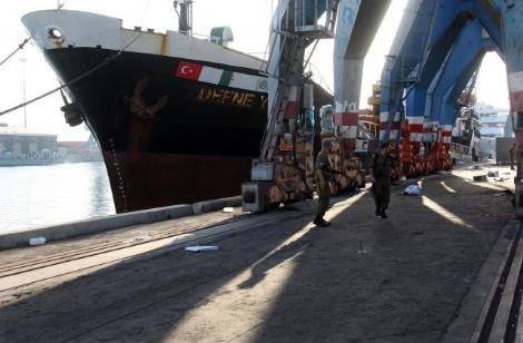 Yardım gemisinden çıkan malzemeler 3