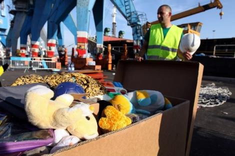 Yardım gemisinden çıkan malzemeler 5