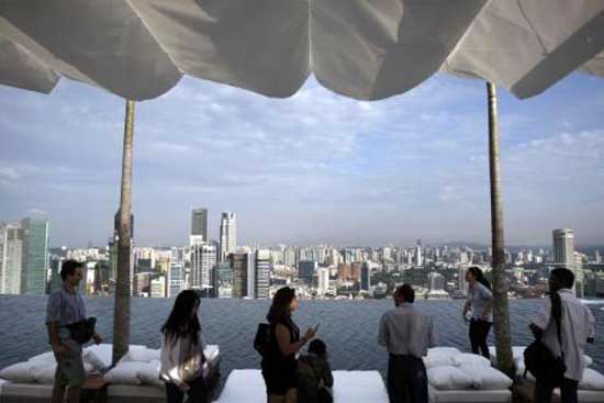 Şehir manzaralı yüzme havuzu 3