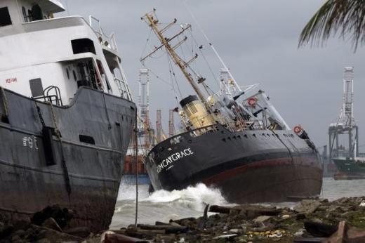 6 gemi Panama'da karaya oturdu 3