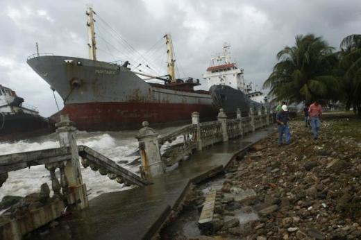 6 gemi Panama'da karaya oturdu 6