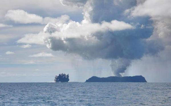 Deniz dibinde yanardağ patladı 11