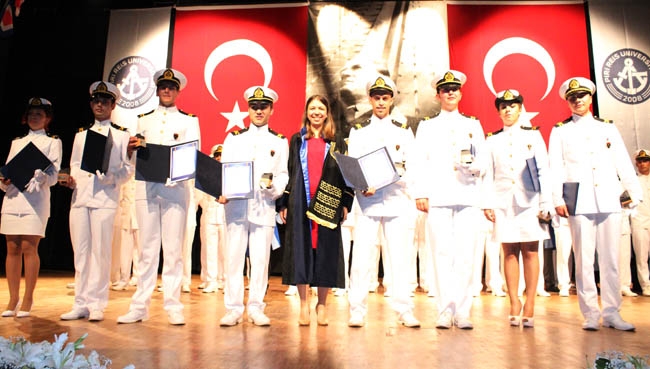 PRÜ, ilk mezunlarını dünya denizlerine armağan etti 37
