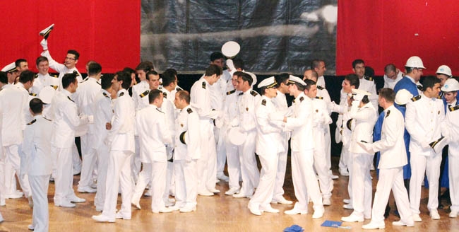 PRÜ, ilk mezunlarını dünya denizlerine armağan etti 42