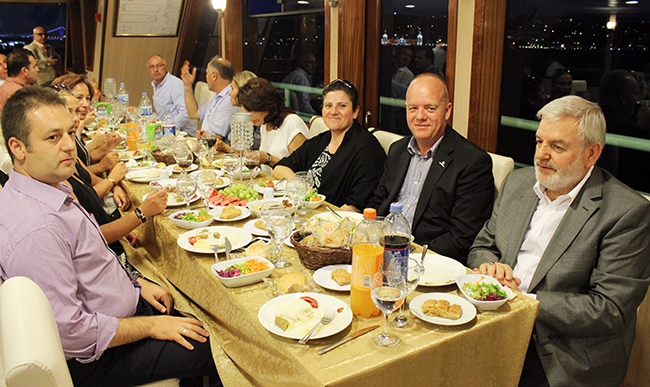 Mavi Marmara'dan Boğaz'da iftar yemeği 1