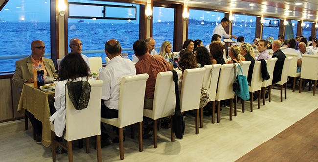 Mavi Marmara'dan Boğaz'da iftar yemeği 2