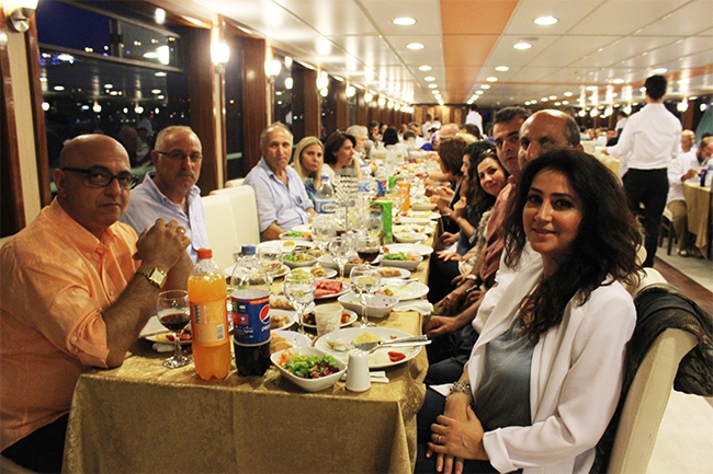 Mavi Marmara'dan Boğaz'da iftar yemeği 4