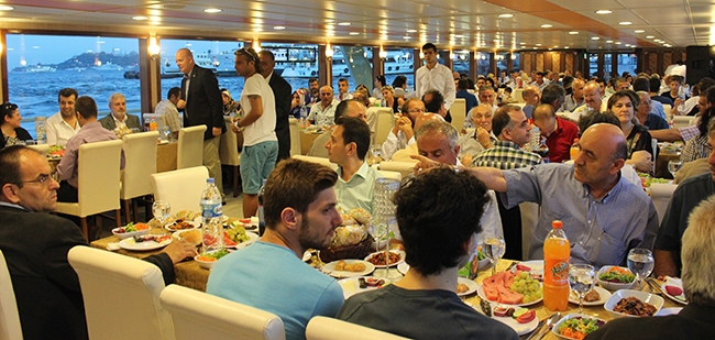 Mavi Marmara'dan Boğaz'da iftar yemeği 8