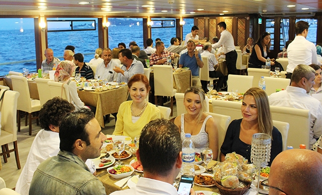 Mavi Marmara'dan Boğaz'da iftar yemeği 9