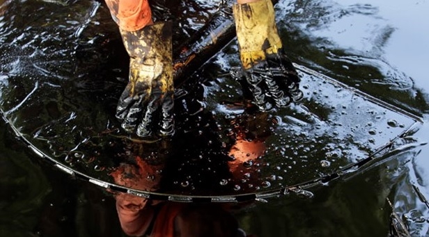 21 bin galon petrol okyanusa sızdı 1