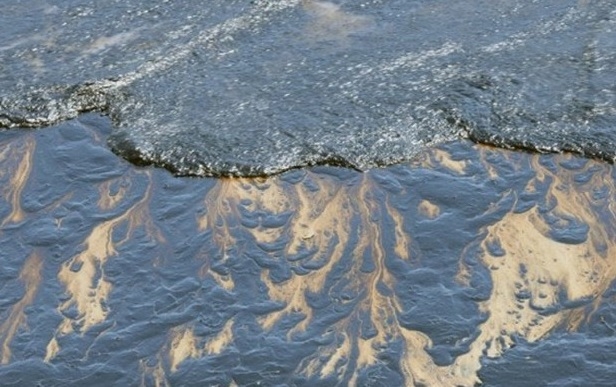 21 bin galon petrol okyanusa sızdı 3
