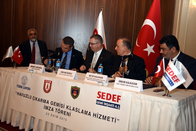 Türkiye'nin en büyük askeri gemisi için imzalar atıldı 12