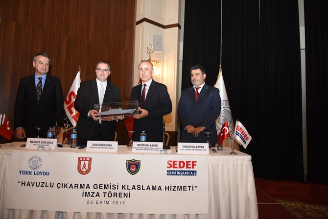 Türkiye'nin en büyük askeri gemisi için imzalar atıldı 13