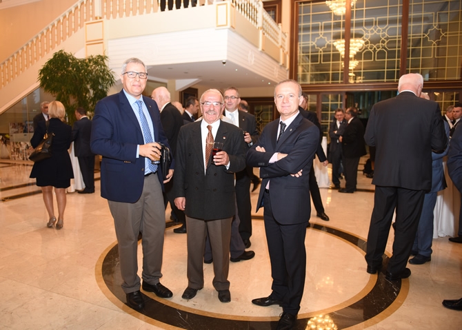 Türkiye'nin en büyük askeri gemisi için imzalar atıldı 19