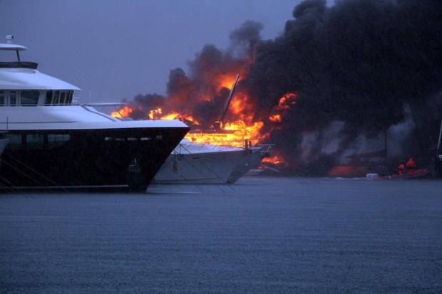 Lüks yat alev alev yandı 1