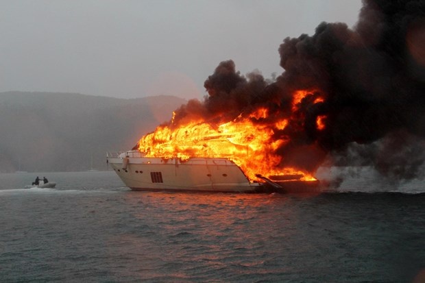 Lüks yat alev alev yandı 10