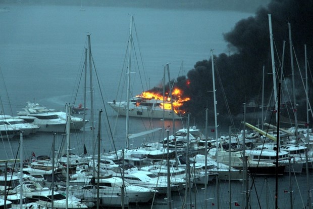 Lüks yat alev alev yandı 2