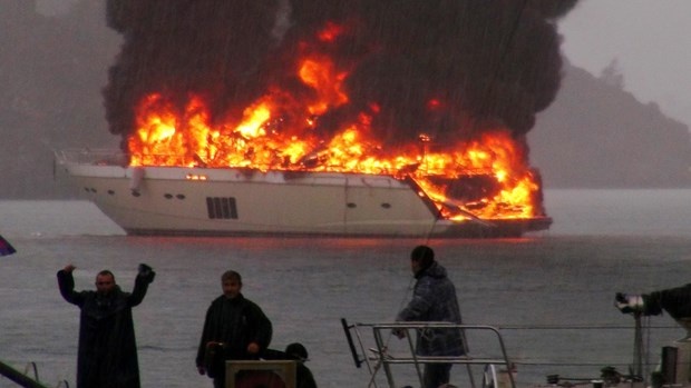 Lüks yat alev alev yandı 3