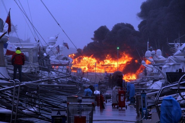 Lüks yat alev alev yandı 5