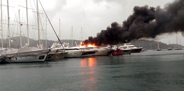 Lüks yat alev alev yandı 7