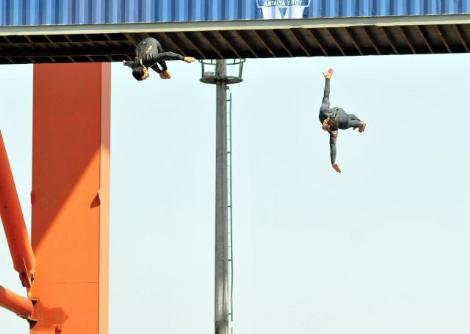 100 km hızla denize daldı 5