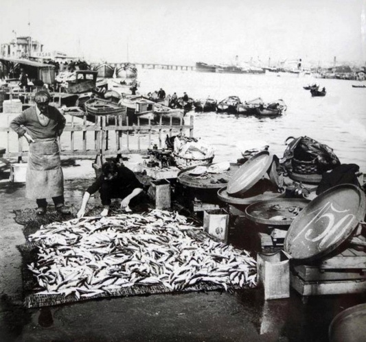 Balık dolu siyah beyaz İstanbul 19