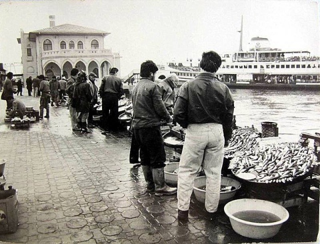 Balık dolu siyah beyaz İstanbul 24