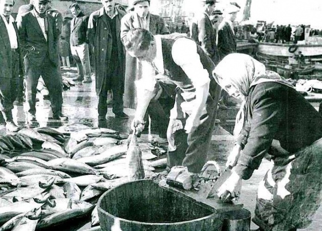 Balık dolu siyah beyaz İstanbul 35