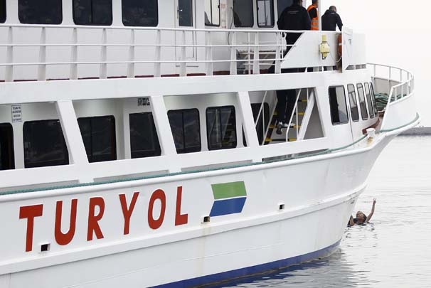 Göçmenler yola çıktığı esnada aktivistlerden protesto 14