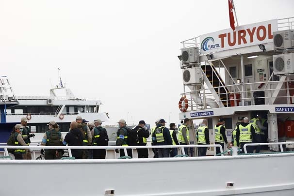Göçmenler yola çıktığı esnada aktivistlerden protesto 16